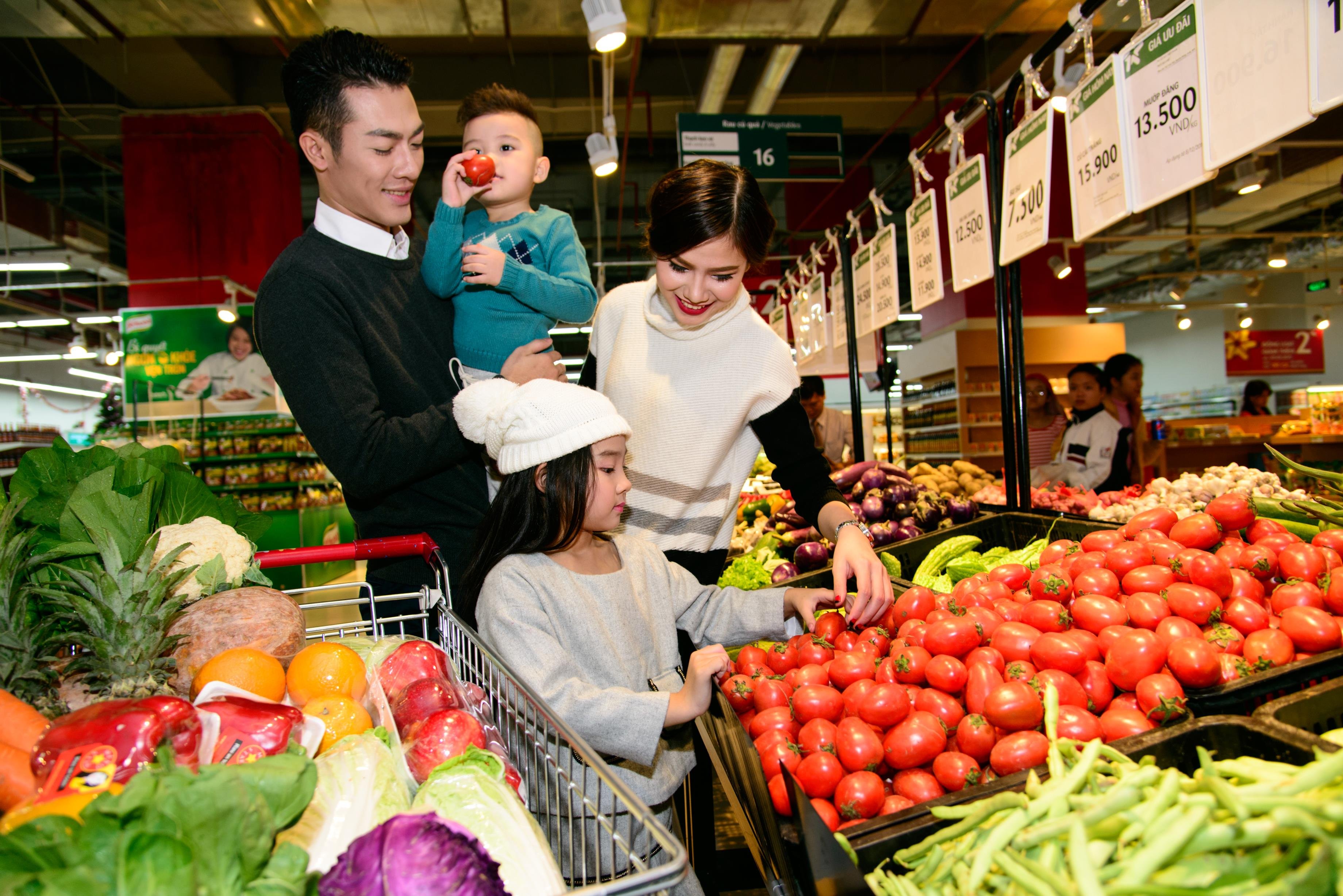 Thả ga mua sắm quên giờ giấc trong siêu thị