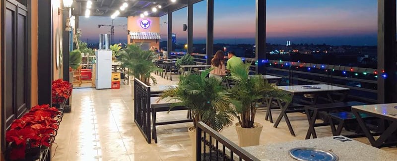 Sky-rooftop-cafe-bbq-thanh-pho-huyen-ao