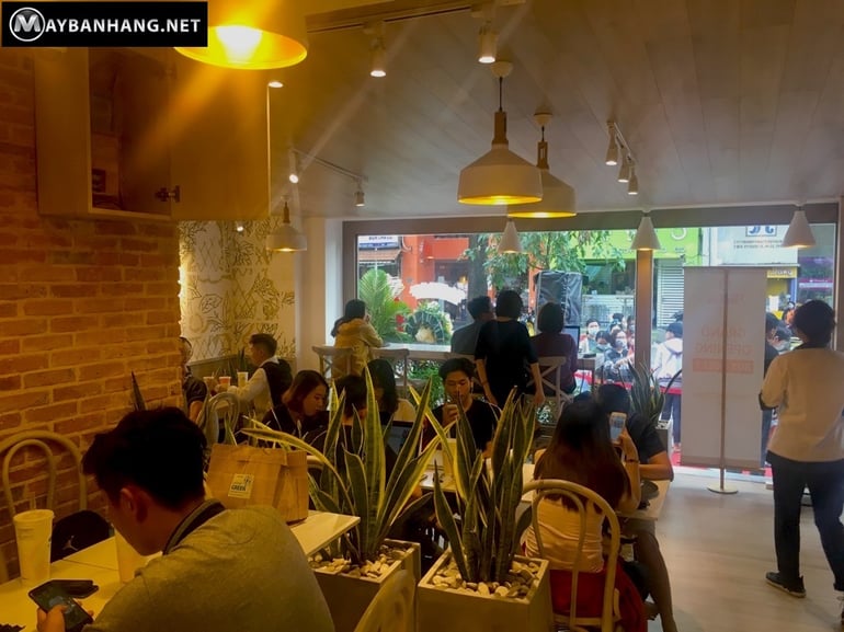 Rất nhiều khách hàng đến Ten Ren vào ngày khai trương