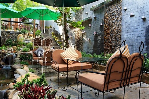 quán cafe ngoài trời cần chú ý hướng nắng
