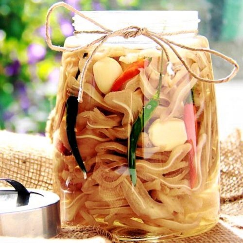 Tự làm củ kiệu, dưa món, tai heo ngâm,... để bán trong dịp tết sắp tới