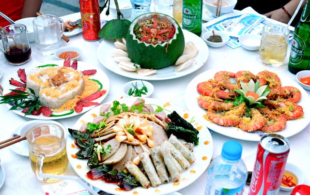 nhà hàng phục vụ cả đồ ăn và đồ uống