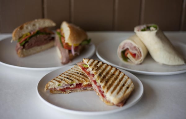 Phục vụ bánh mì kẹp