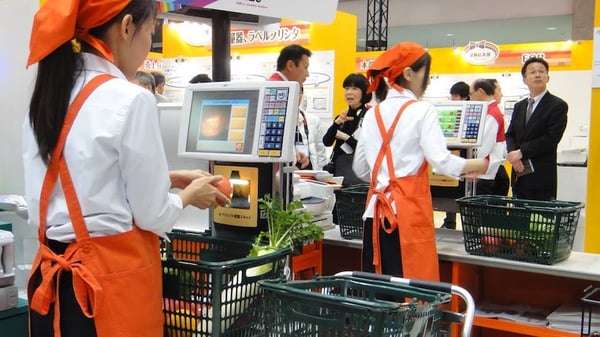 nhân viên thu ngân trong siêu thị