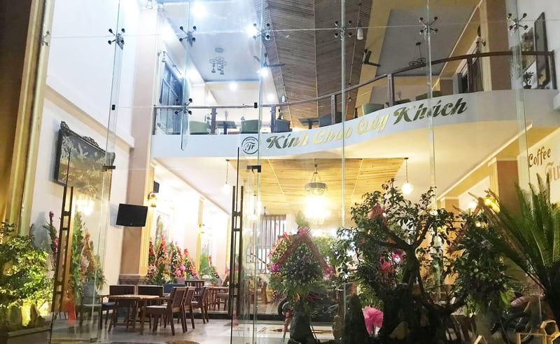 Tuan-Thao-coffee-house-ben-trong