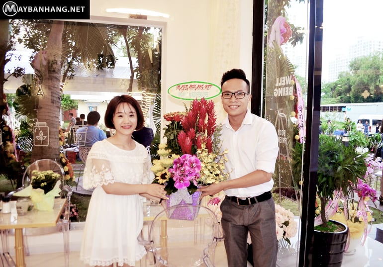 Dai dien maybanhang.net gui lang hoa chuc mung