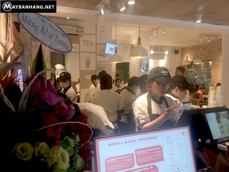 Nhân viên Ten Ren thao tác bán hàng trên màn hình chạm