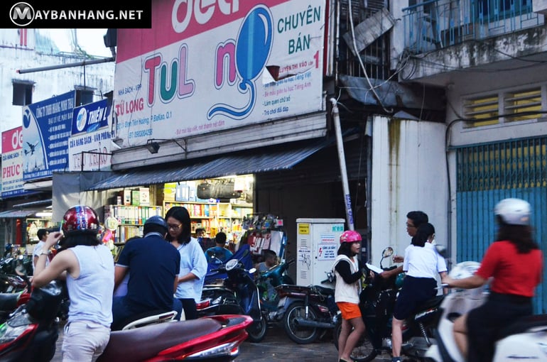 Cua hang van phong pham luon nhon nhip vao dip khai giang