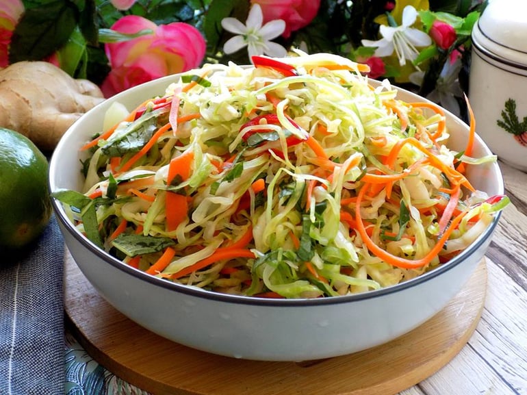 Ăn bắp cải muối chua để cân bằng dinh dưỡng ngày tết